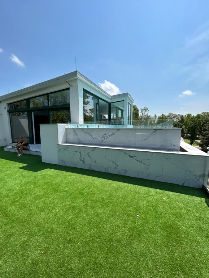 Villa Bauhaus Dream Deluxe T Siófok Exteriör bild